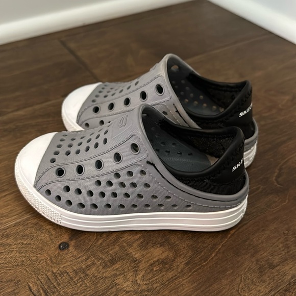Toddler size 7 sketchers slides waterproof - Picture 2 of 6
